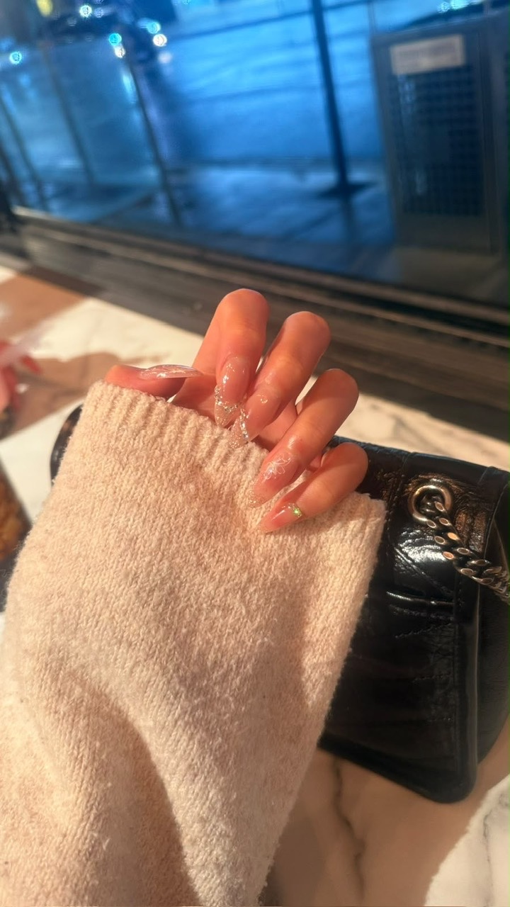 Sparkle accent nails
