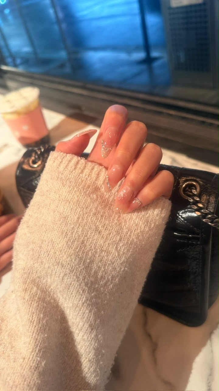 Pearl glitter almond nails